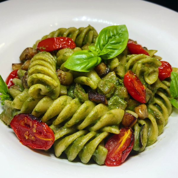 Fusilloni con pesto di basilico, melanzane e pomodorini confit