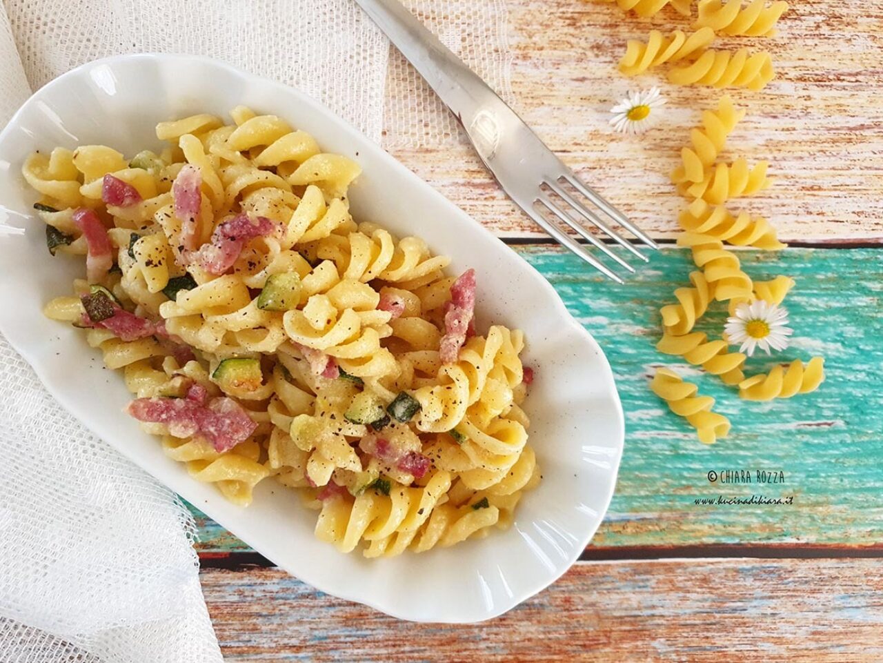 Fusilli Pasta Armando con zucchine, pancetta affumicata e pesto di mandorle