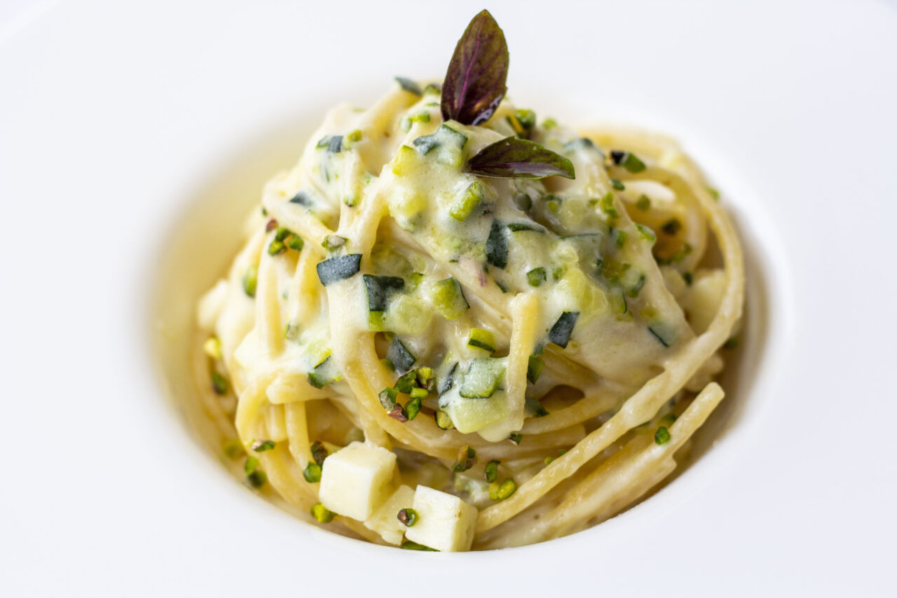 Spaghettone con crema di ricotta, Branzi, brunoise di zucchine e pistacchi