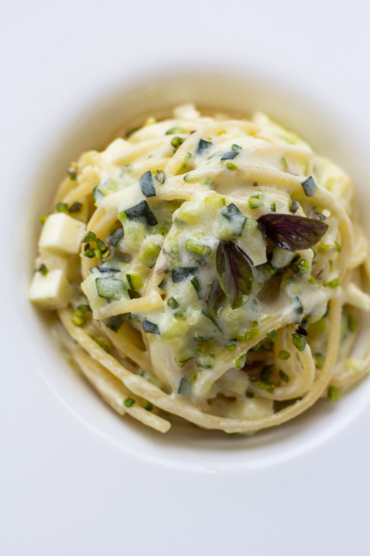 Ricetta dello Spaghettone Pasta Armando con brunoise di zucchine formaggio Branzi pistacchio e ricotta di Kucina di Kiara 2