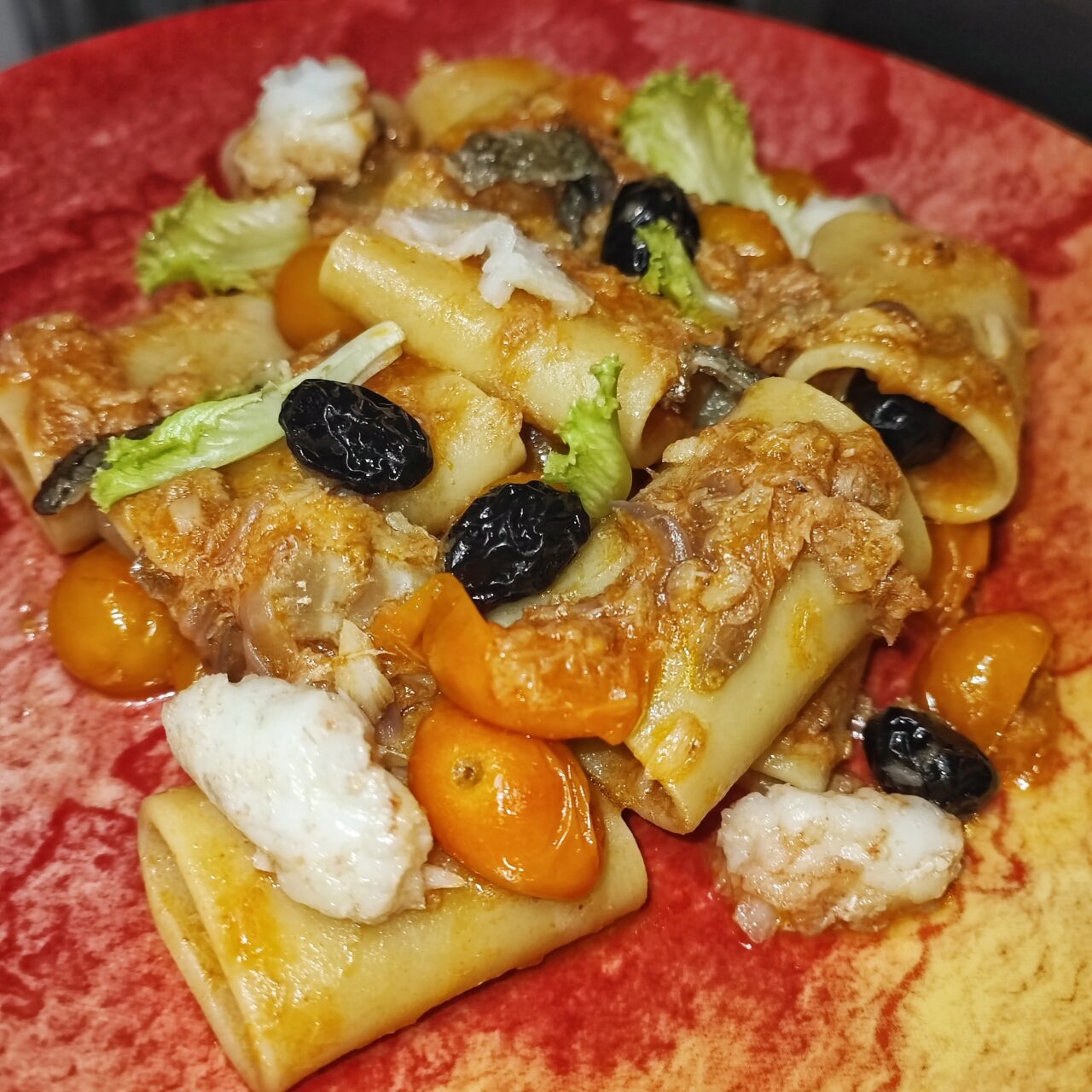 NATALE IN CASA ARMANDO | Paccheri con baccalà, pomodorino, olive nere e scarola riccia di Piatti Tipici