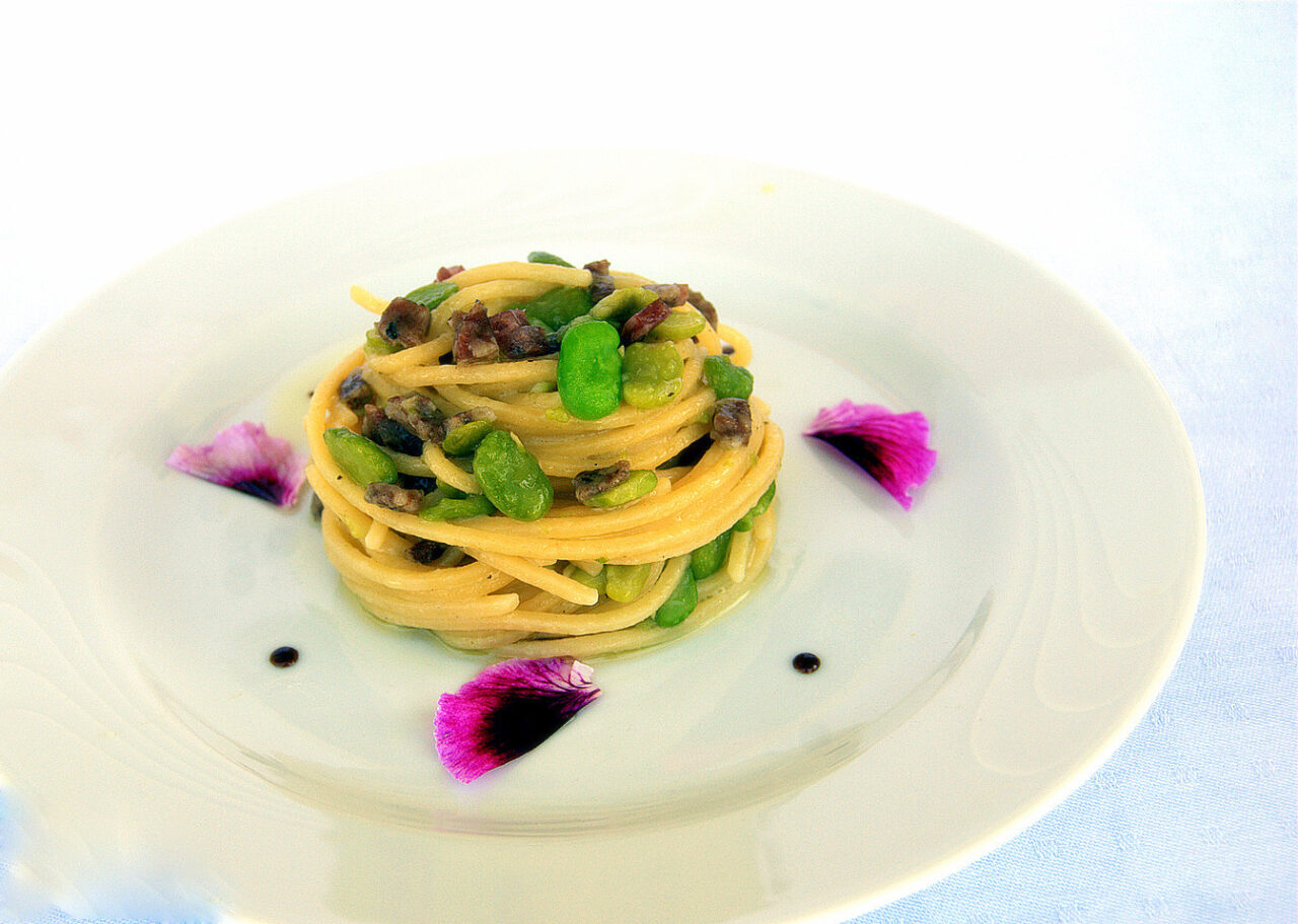 Chitarra mit Saubohnen, Salami und Pecorino