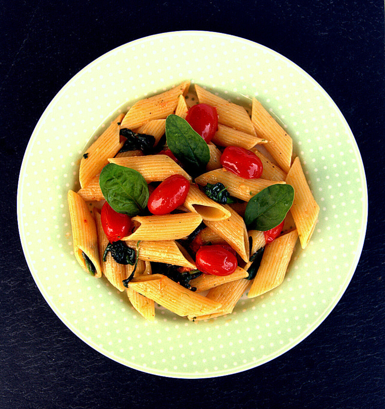 Penne Pasta Armando con spinaci novelli e datterini