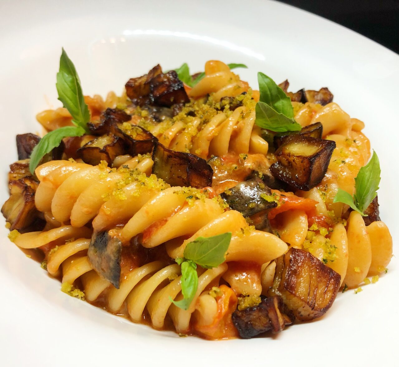 Fusilloni Pasta Armando mit Auberginen, Datterini-Tomaten und Provolone