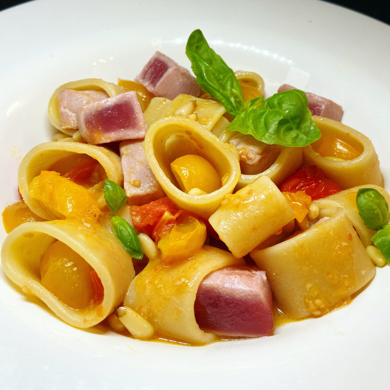 Anello Pasta Armando mit frischem Thunfisch, gelben und roten Kirschtomaten und gerösteten Pinienkernen