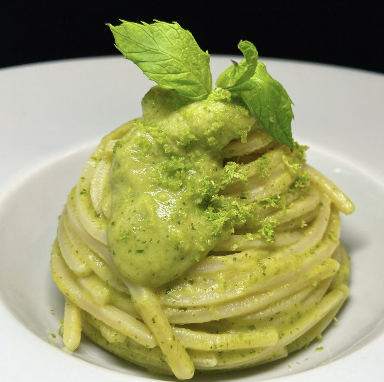 Chitarra Pasta Armando mit Zucchini, Minze und Limette