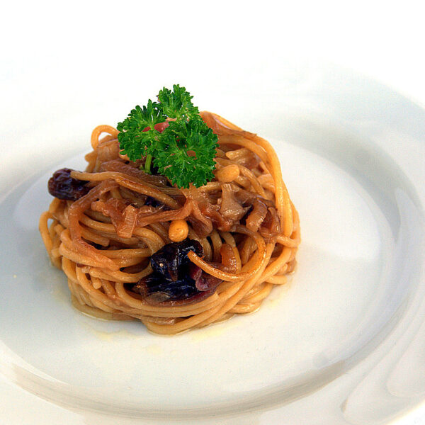 Spaghetti mit Sauce mit roten Zwiebeln aus Tropea