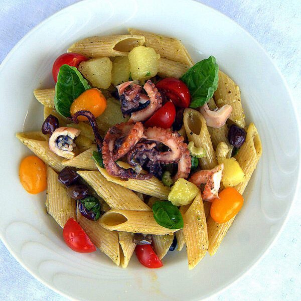 Warmer Nudelsalat mit Baby-Oktopus, Kartoffeln und Kirschtomaten