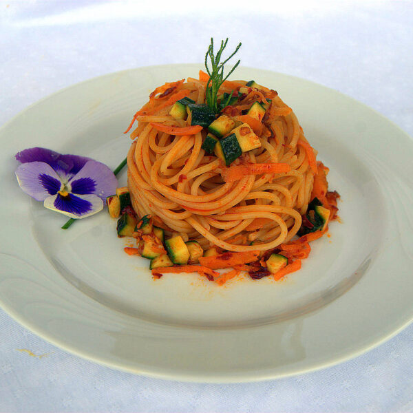 Spaghetti mit 'nduja di Spilinga, Karotten und Zucchini