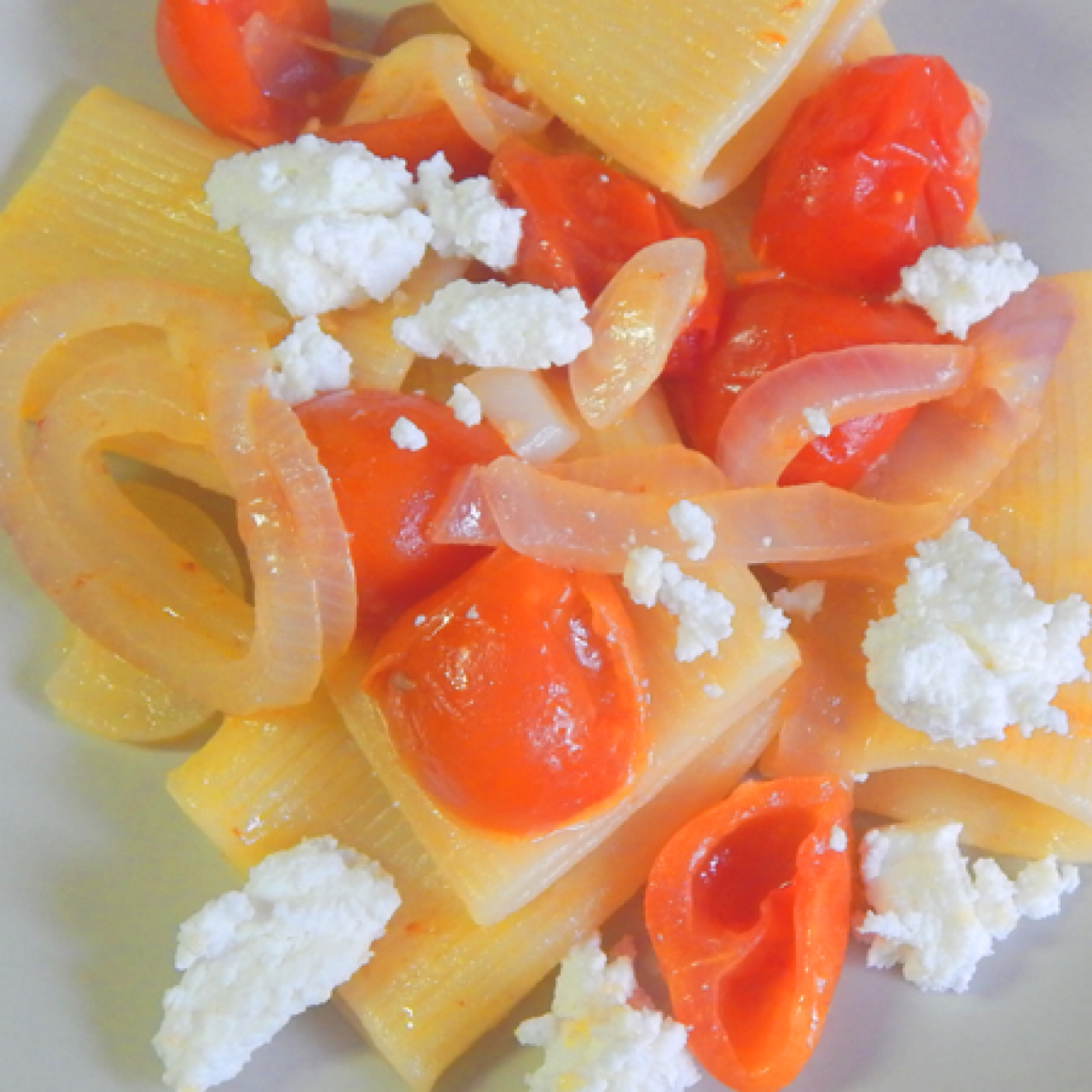 Schiaffoni mit Zwiebeln, Kirschtomaten und Ricotta