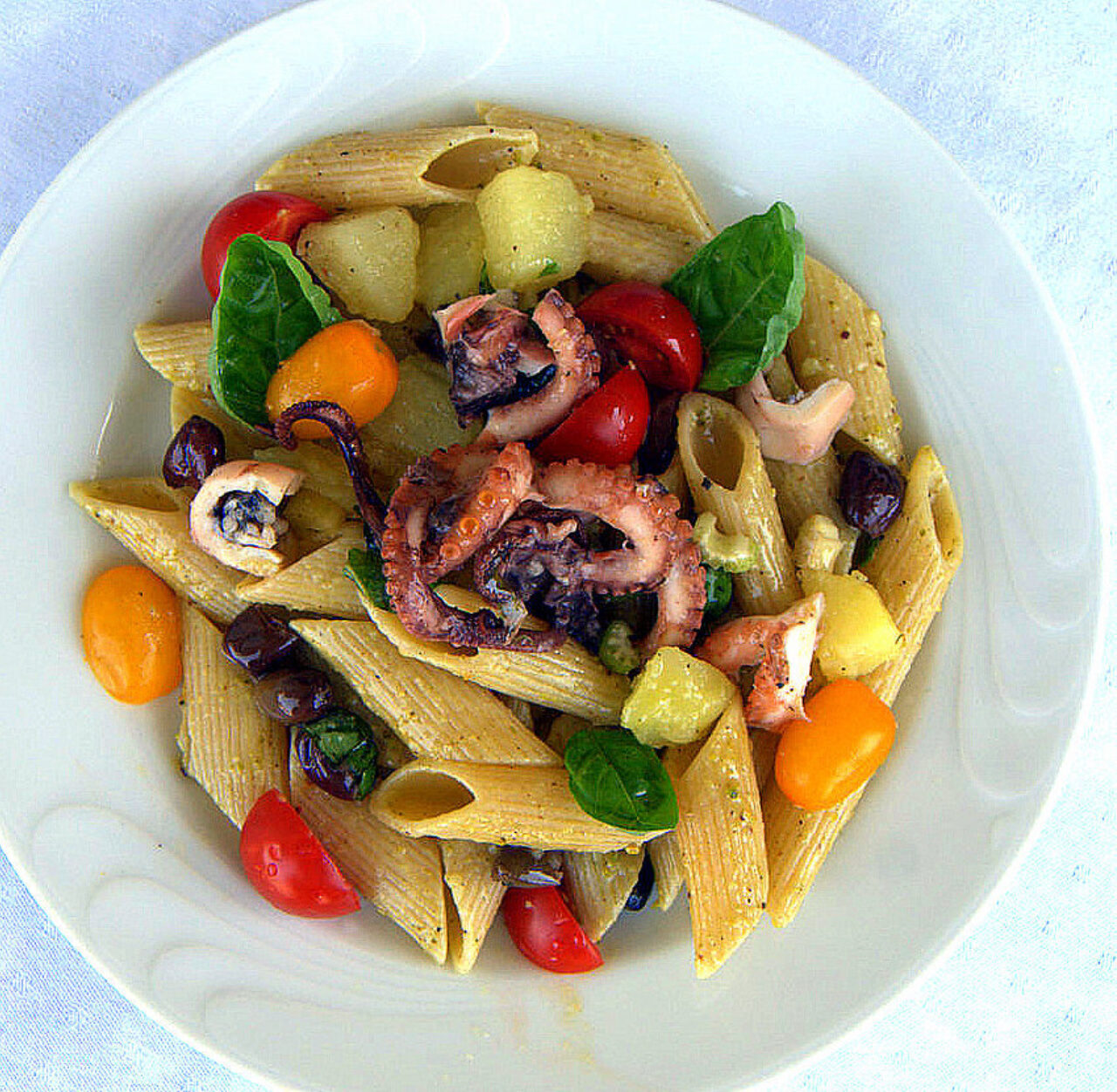 Warmer Nudelsalat mit Baby-Oktopus, Kartoffeln und Kirschtomaten