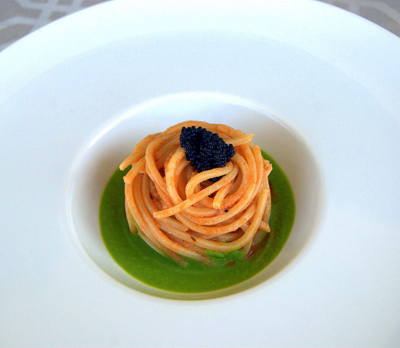 Chitarra Pasta Armando mit Forellensauce und Erbsencreme