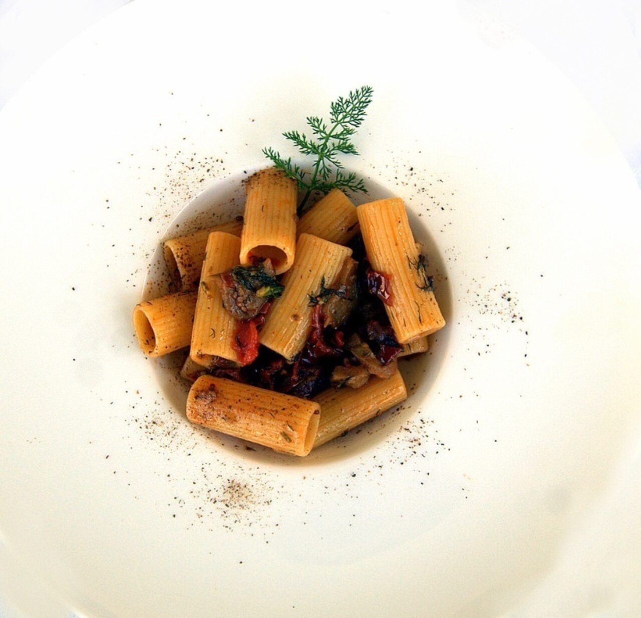 Rigatone Pasta Armando mit Fenchel, Auberginen in Öl, getrockneten Tomaten und Kapernpulver