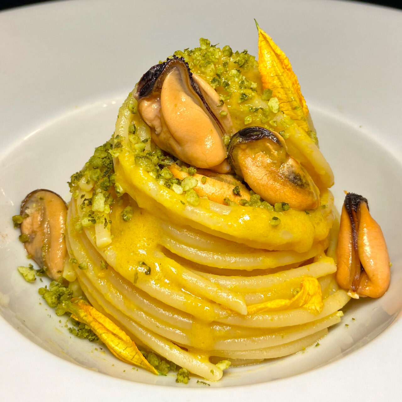 Spaghetti Pasta Armando mit Muscheln und "meeresduftendem Zucchiniblütenwasser"