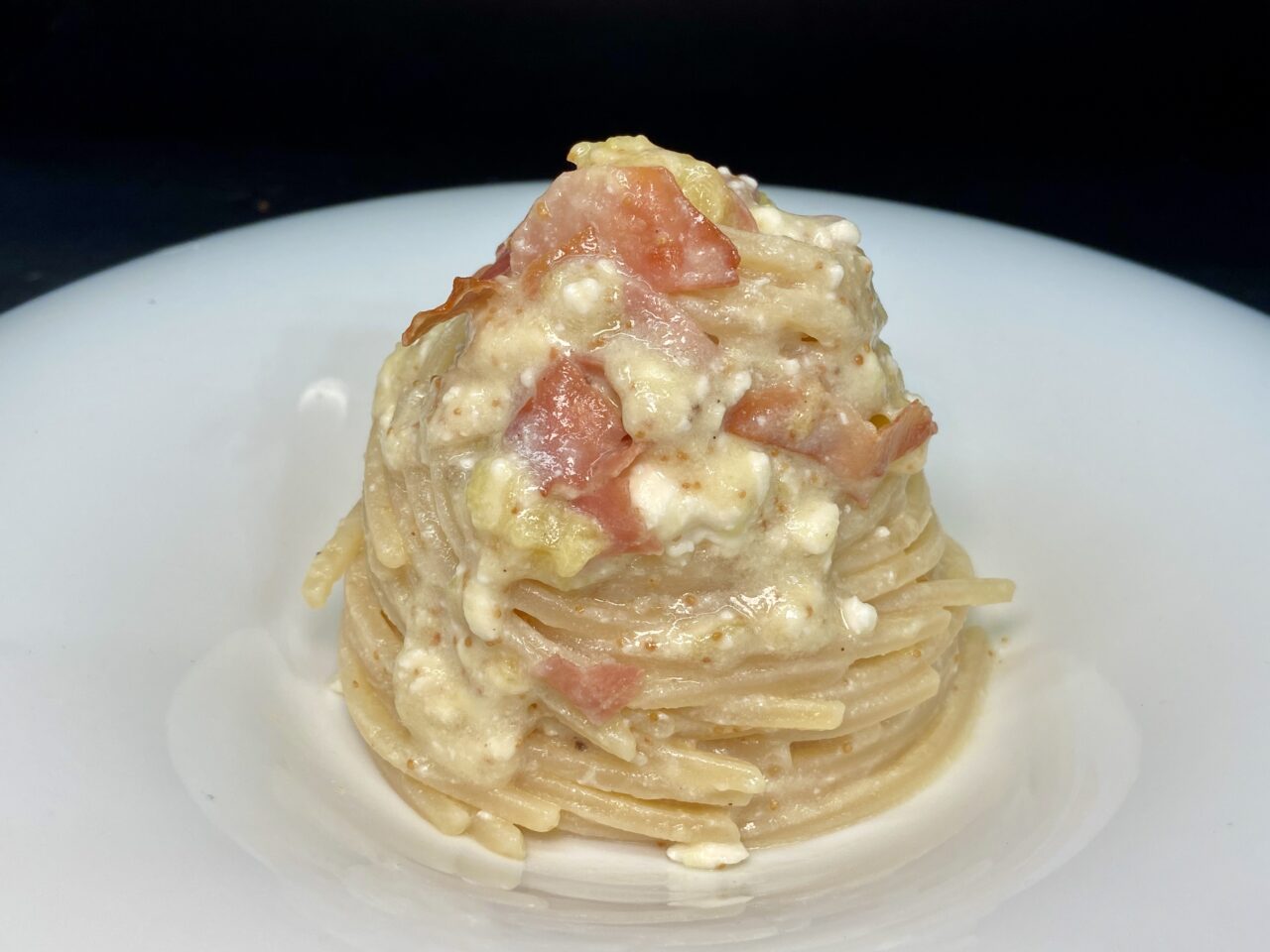 Chitarra mit gebackenem Schafskäse, Feigen und Speck