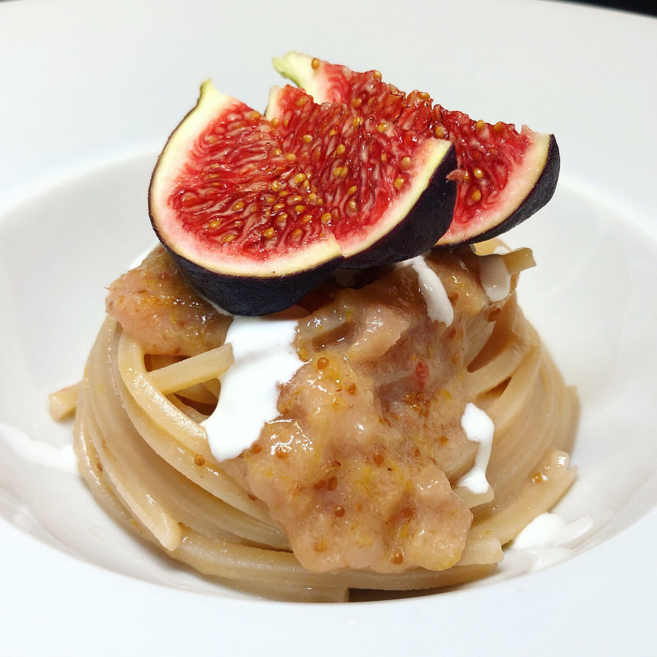 Chitarra Pasta Armando mit Feigen und Sauerrahm