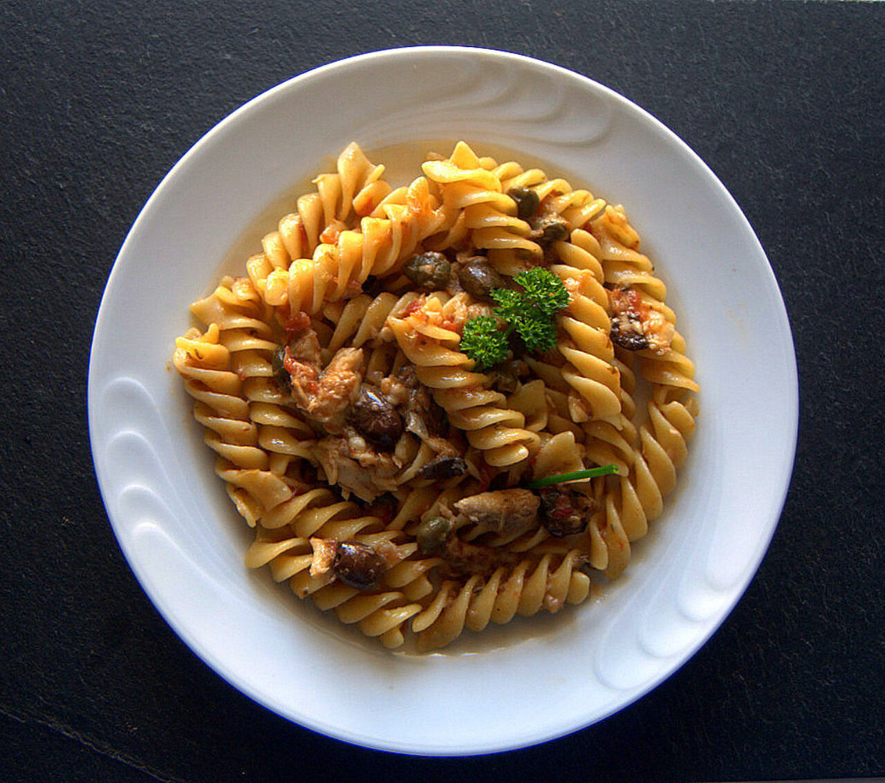 Fusilloni con sugo di spinarolo, capperi e olive taggiasche