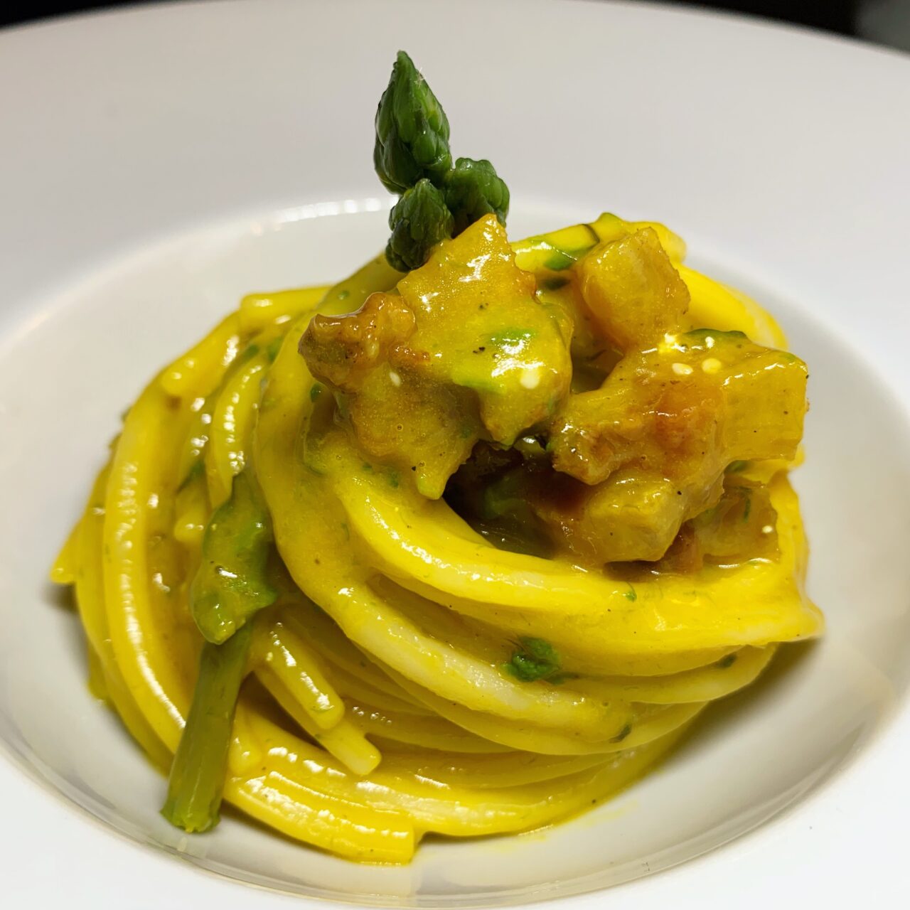 Bucatini alla carbonara con asparagi