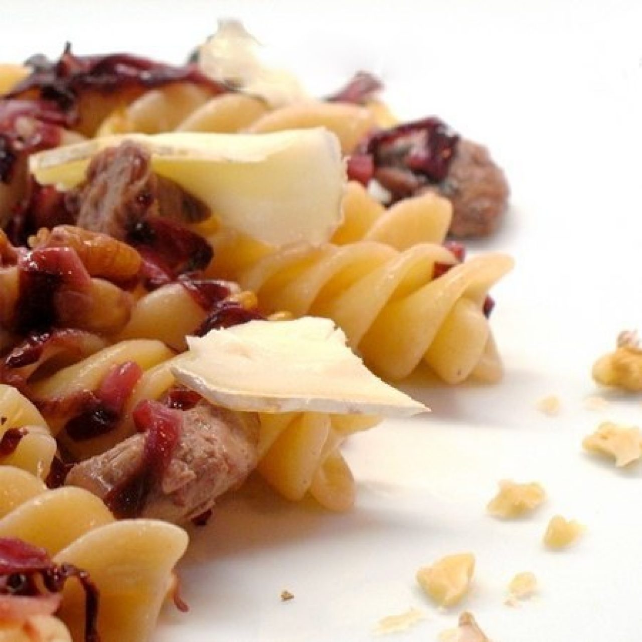 Fusilloni con radicchio, tonnetto, noci e formaggio di bufala