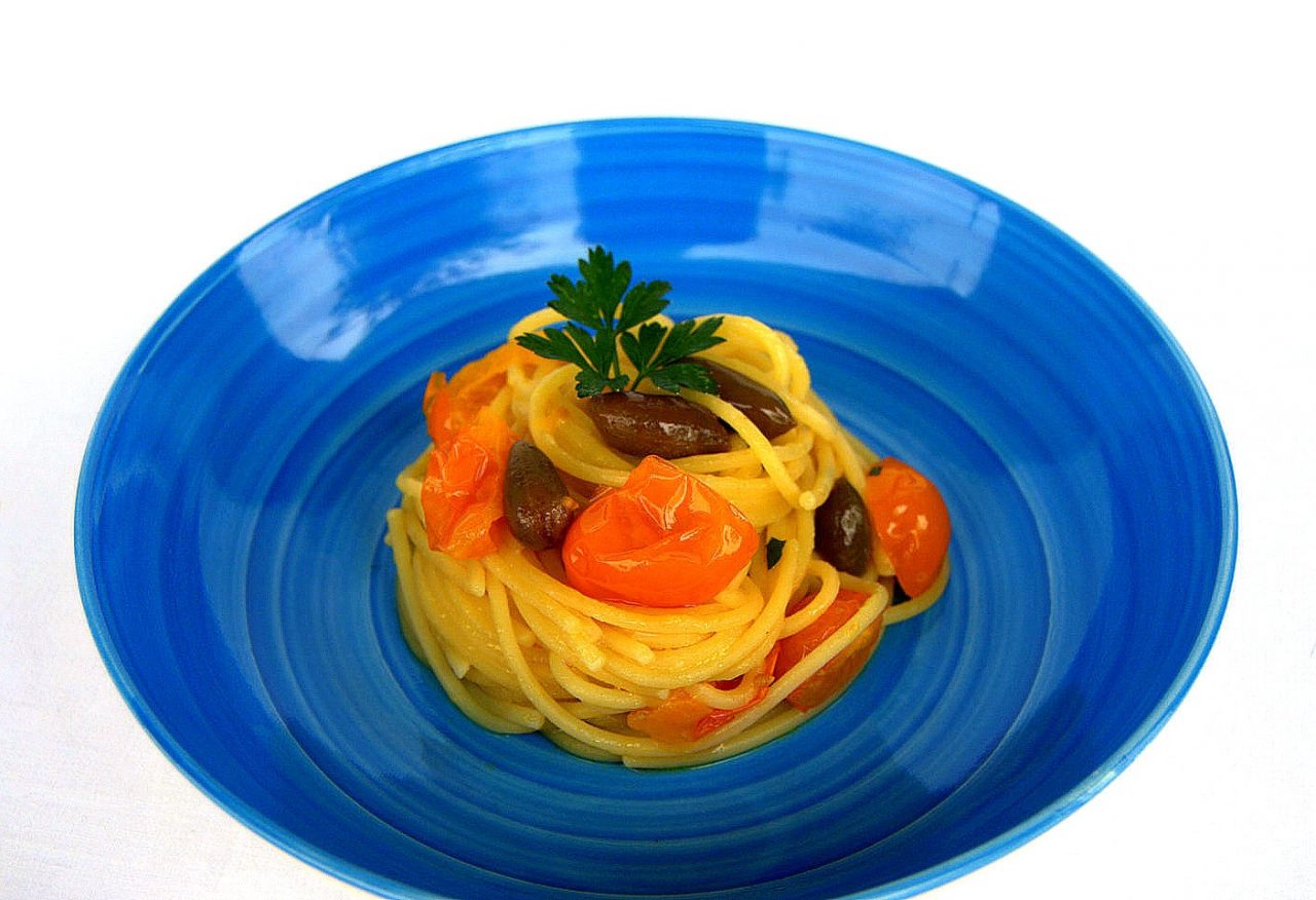 Spaghetti mit gelben Datteltomaten, Sardellensauce und Kapernblüten aus Pantelleria