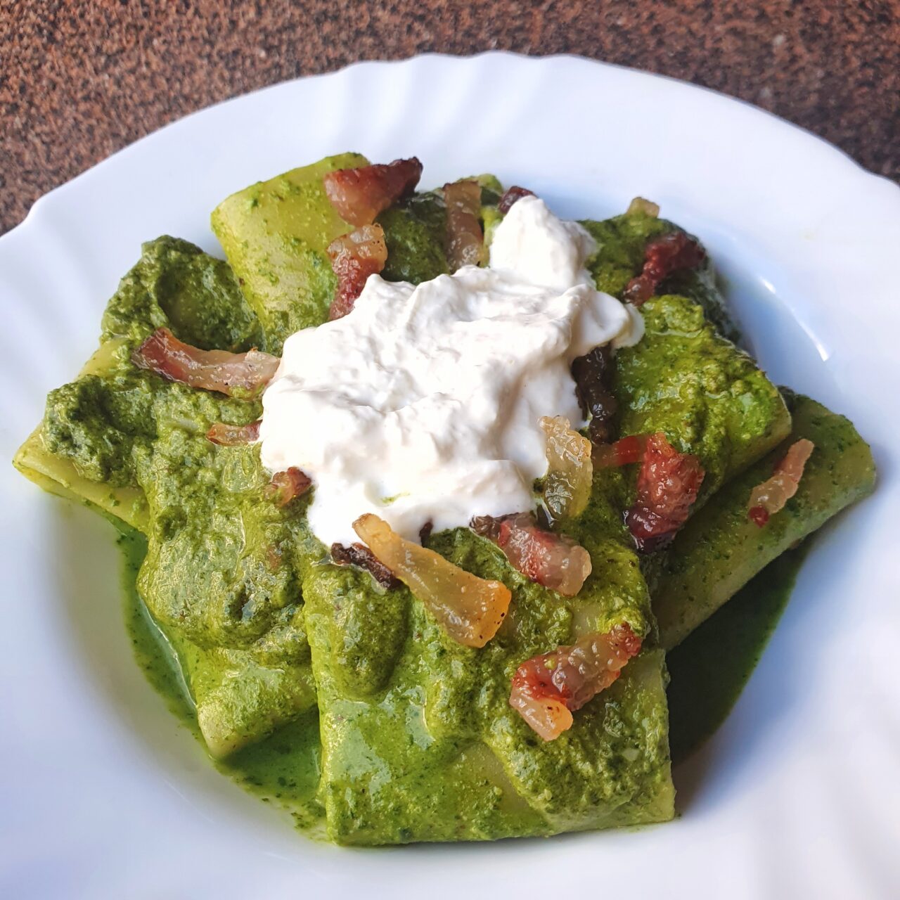 Paccheri mit Rucolacreme, Speck und Stracciatella