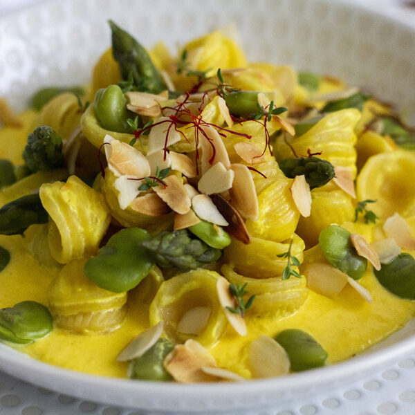 Orecchiette mit Ackerbohnen und Spargel auf Safran-Pecorino-Creme