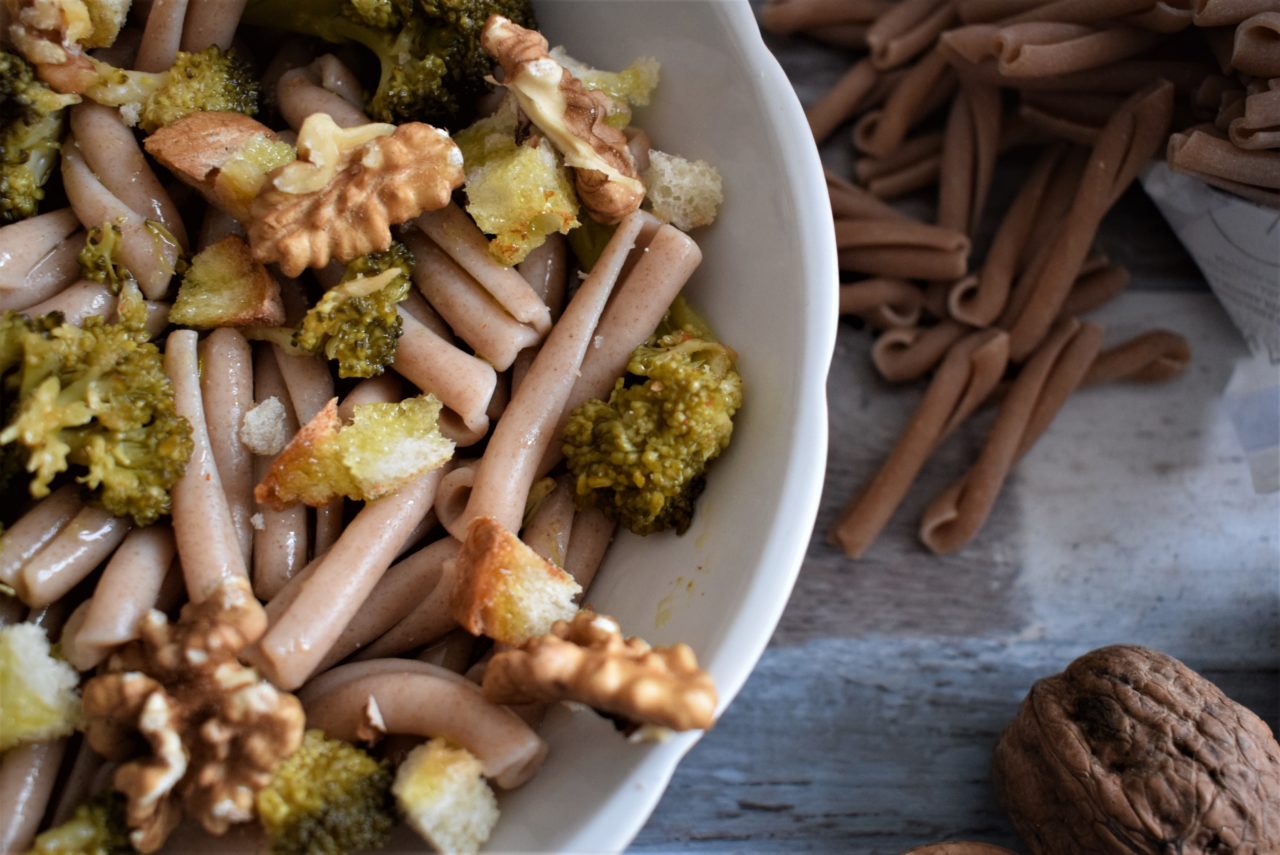 Dinkel-Treccia mit Broccoli, geröstetem Brot und Walnüssen