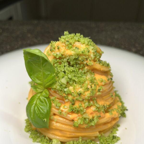 Spaghetti mit Datterini-Creme und Burrata mit Basilium-Parmesankäse