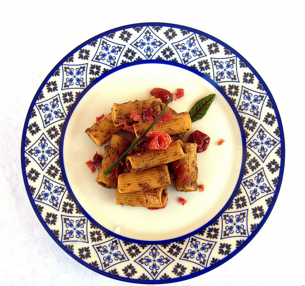 Rigatoni mit Fiolaro-Brokkoli-Pesto, Tomaten und Campanella del Borgo-Salami