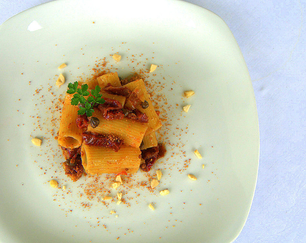 Rigatoni con pomodori secchi, capperi, olive e mandorle