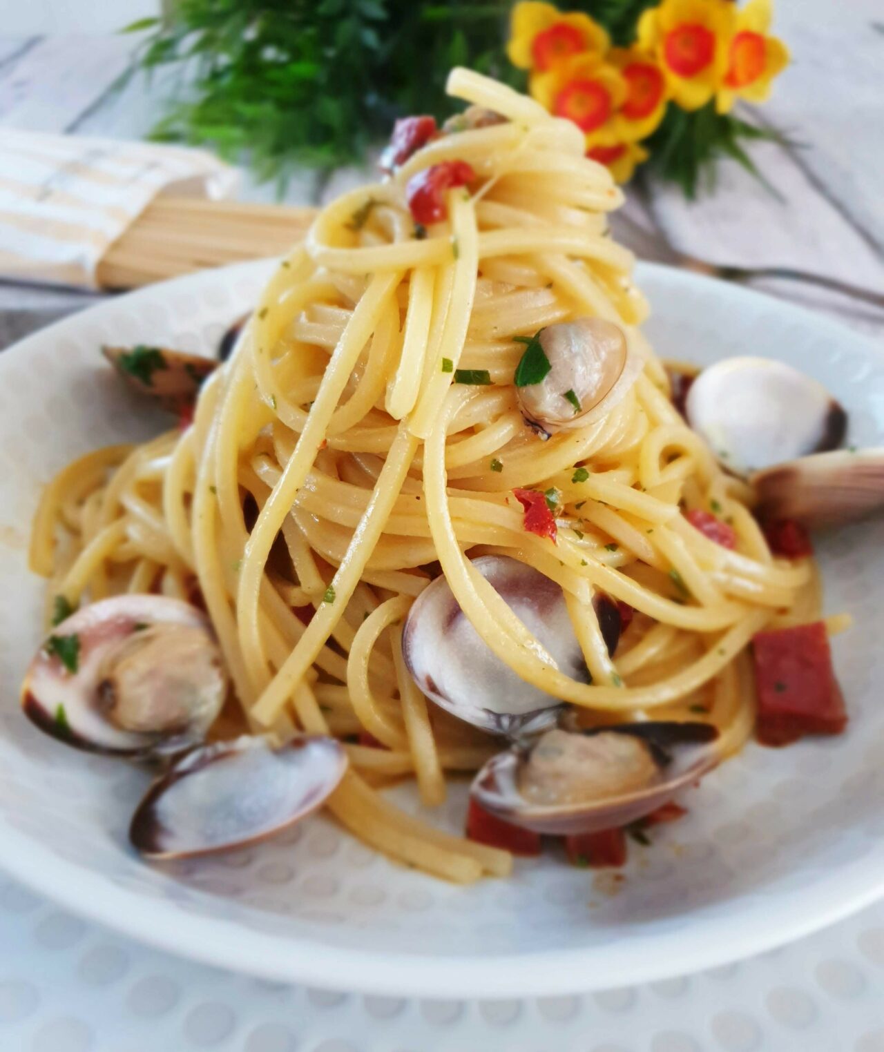 Chitarra alla carbonara di vongole con chorizo piccante e pomodori secchi