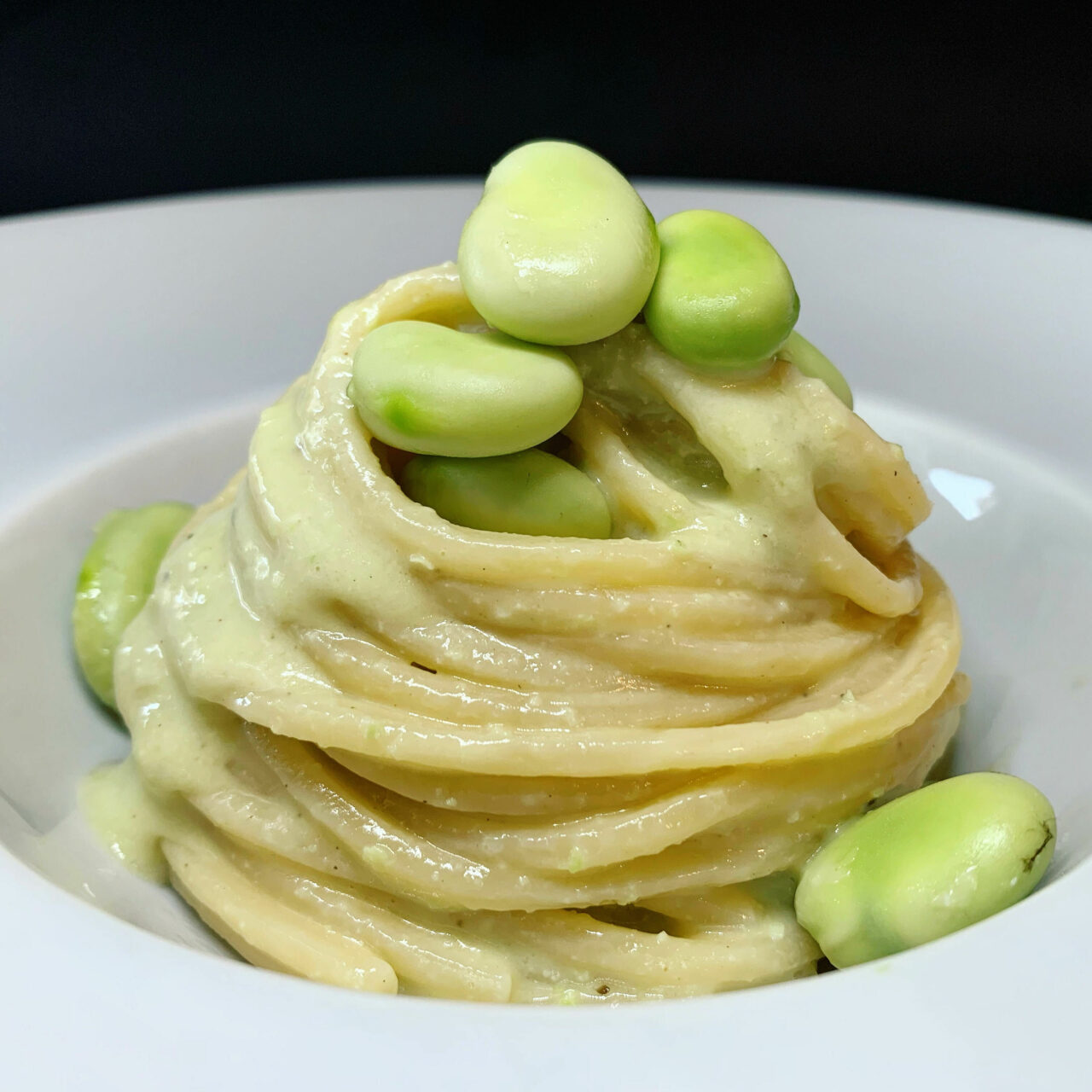 Chitarra mit Saubohnen und Pecorino-Käse