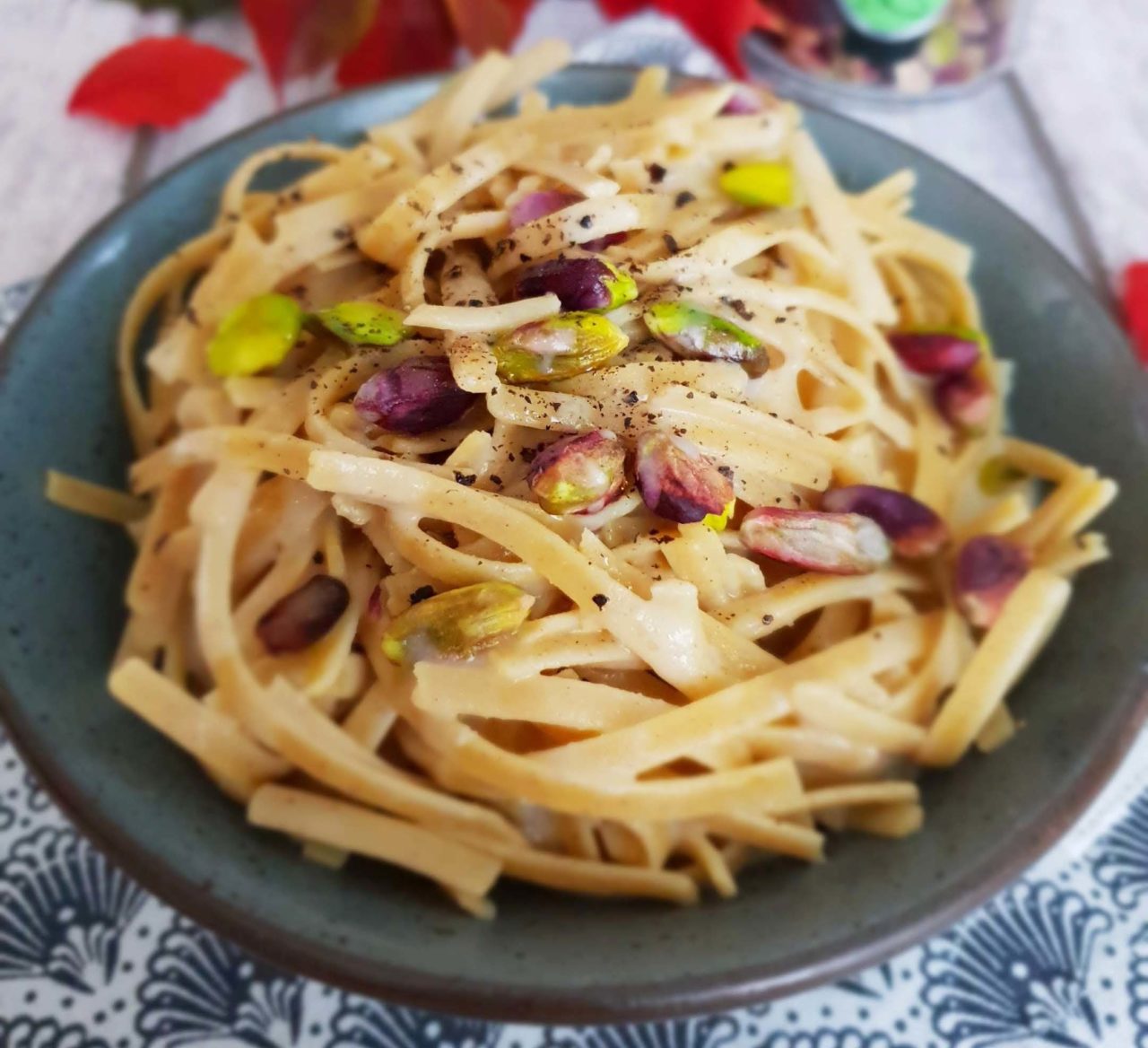 Linguine ai legumi cacio, pepe e pistacchi