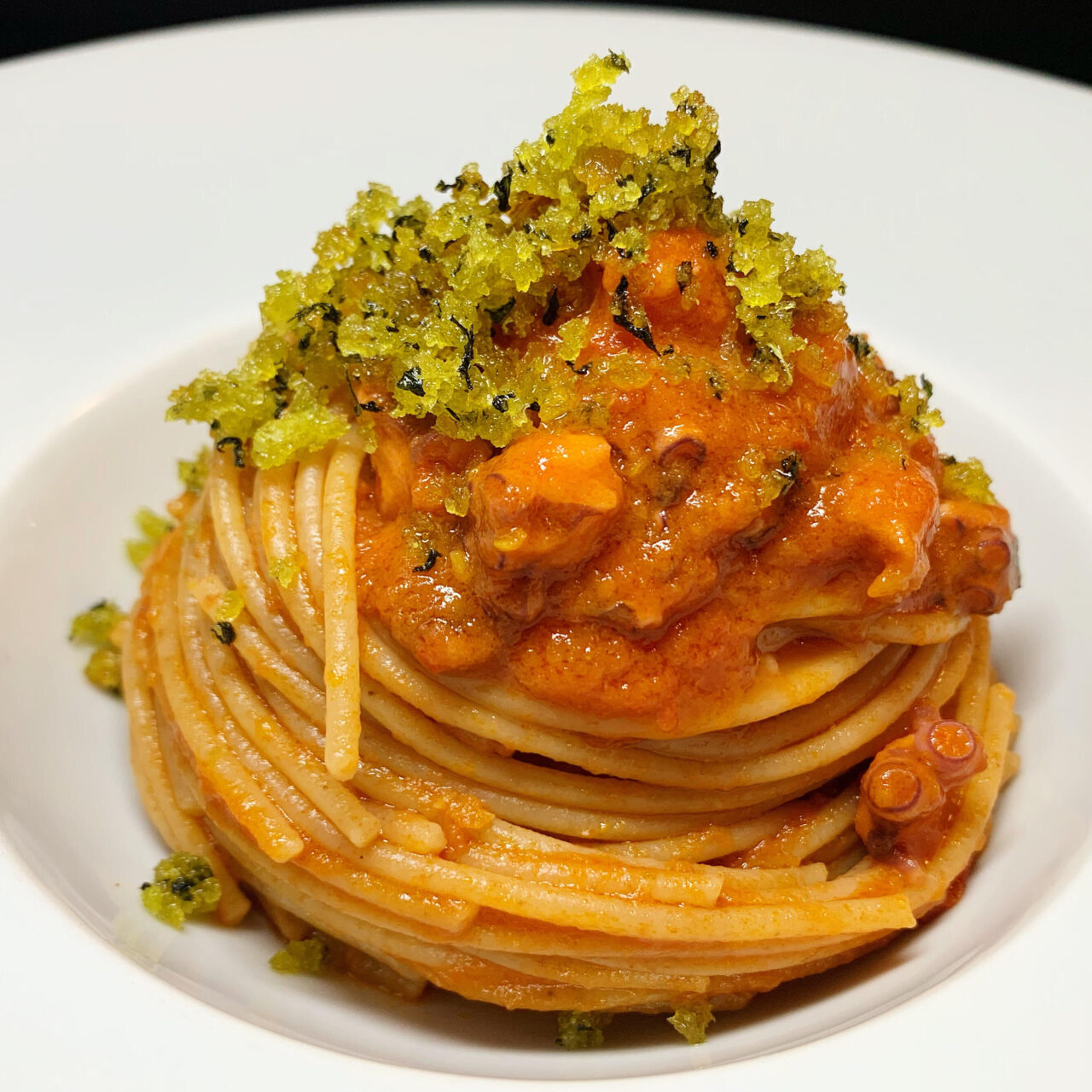 Vollkornspaghetti mit Tintenfischragout und Brot mit Fenchelgeschmack