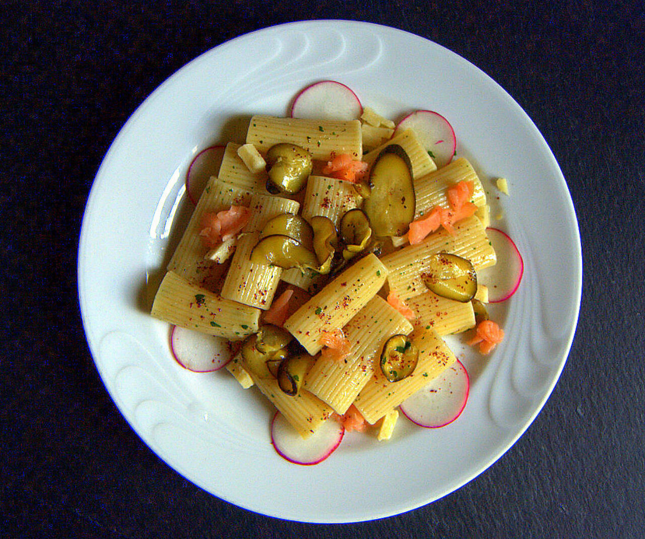 Rigatone con zucchine sott'olio, salmone e sommacco