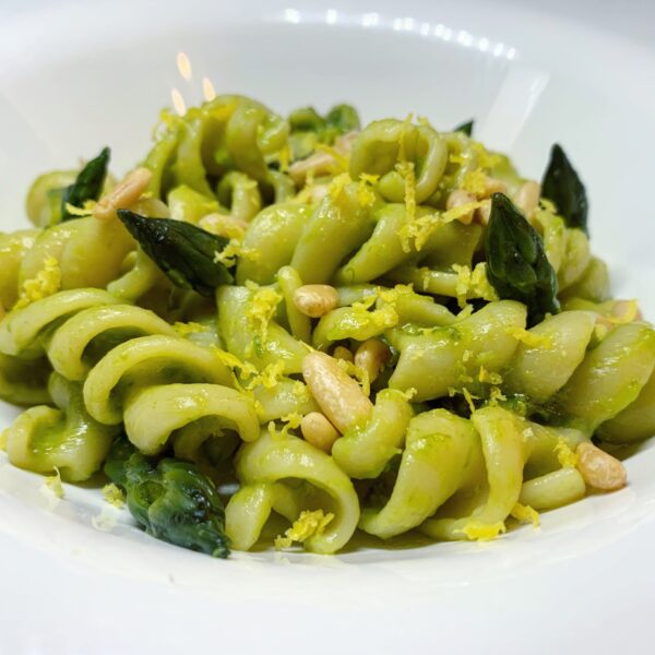 Fusilli mit Spargel mit doppelter Konsistenz, gerösteten Pinienkernen und Zitronenschale