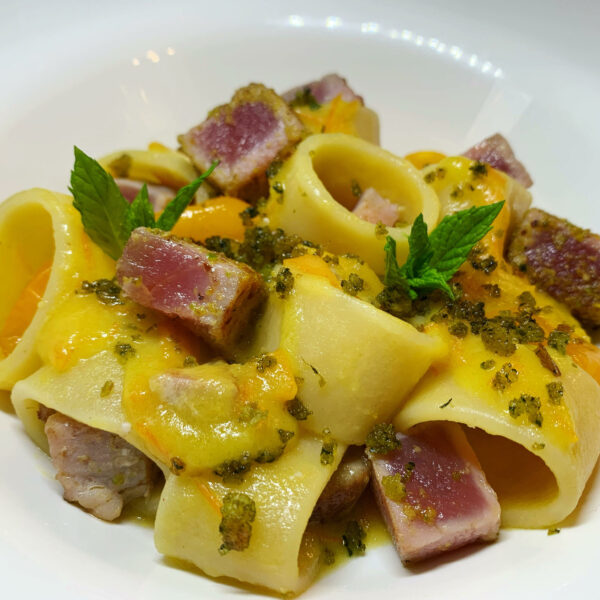 Anello con datterini gialli, tonno e pane aromatizzato alla menta