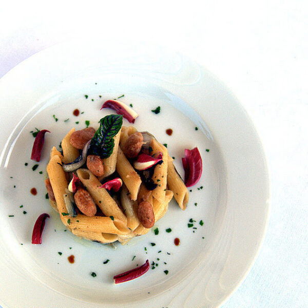 Glutenfreie Penne mit Borlottibohnen und spätem Radicchio