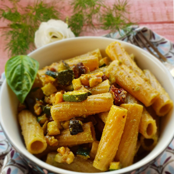 Tortiglioni mit Zucchinipesto mit Walnüssen und getrockneten Tomaten