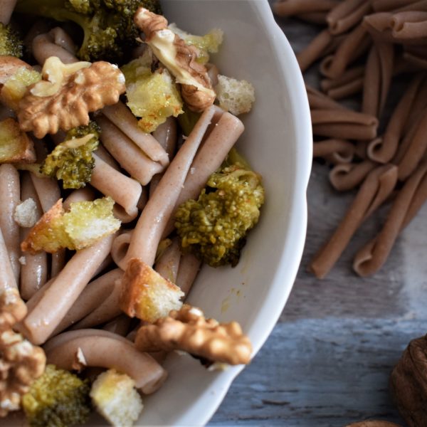 Treccia al farro con broccoli, pane tostato e noci