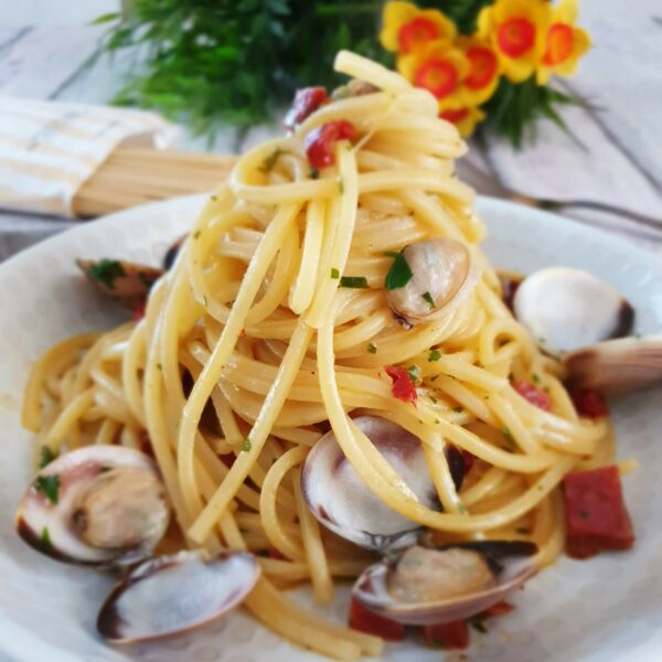 Venusmuschel-Carbonara-Chitarra mit würziger Chorizo und getrockneten Tomaten