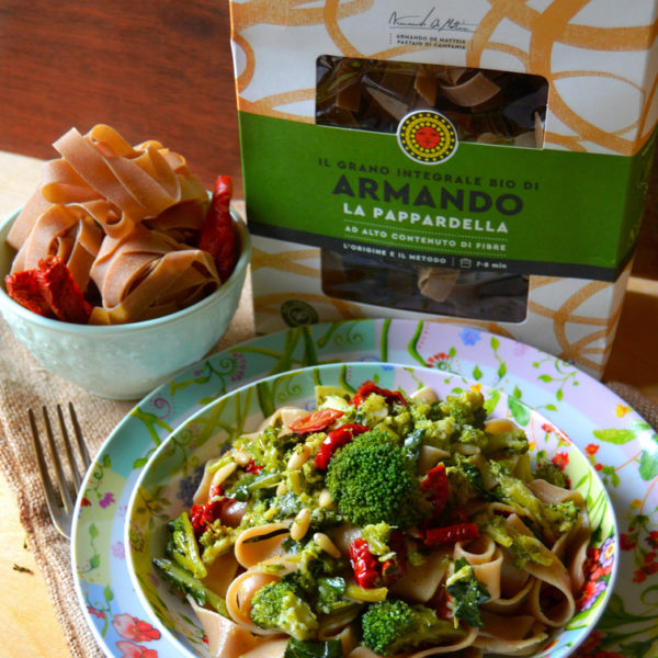 Pappardelle integrali con broccoli, pomodori secchi e pinoli