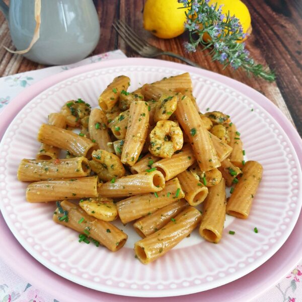 Tortiglione integrale bio con pesto di coste e pomodorini secchi, gamberi e limone