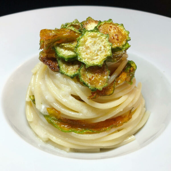 Spaghetti con gorgonzola, fiori di zucca e zucchine fritte