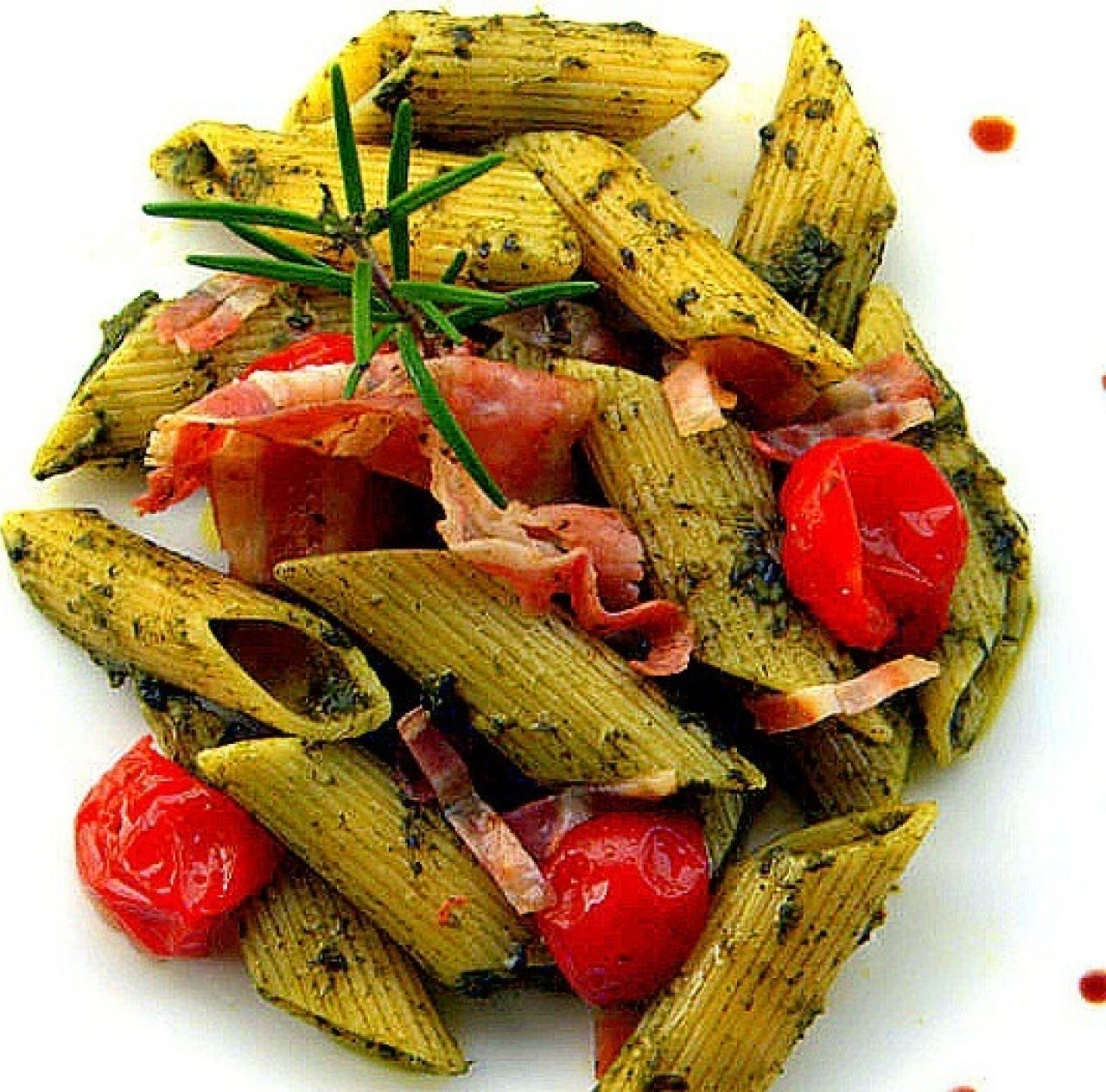 Penne con crema di cavolo nero, gola stagionata e pomodorini