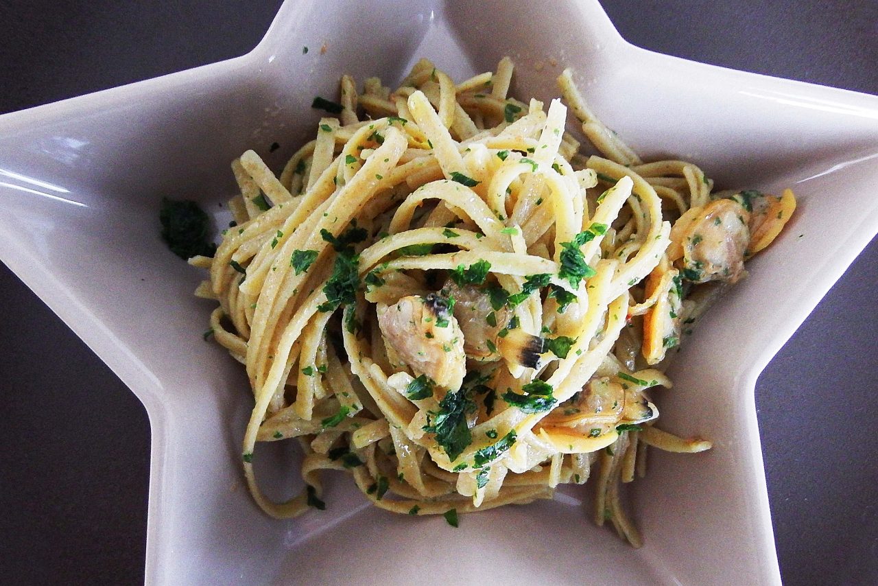 Linguine aus Hülsenfrüchten mit Venusmuscheln, Rogen und Zitrone