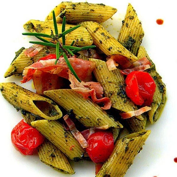 Penne con crema di cavolo nero, gola stagionata e pomodorini