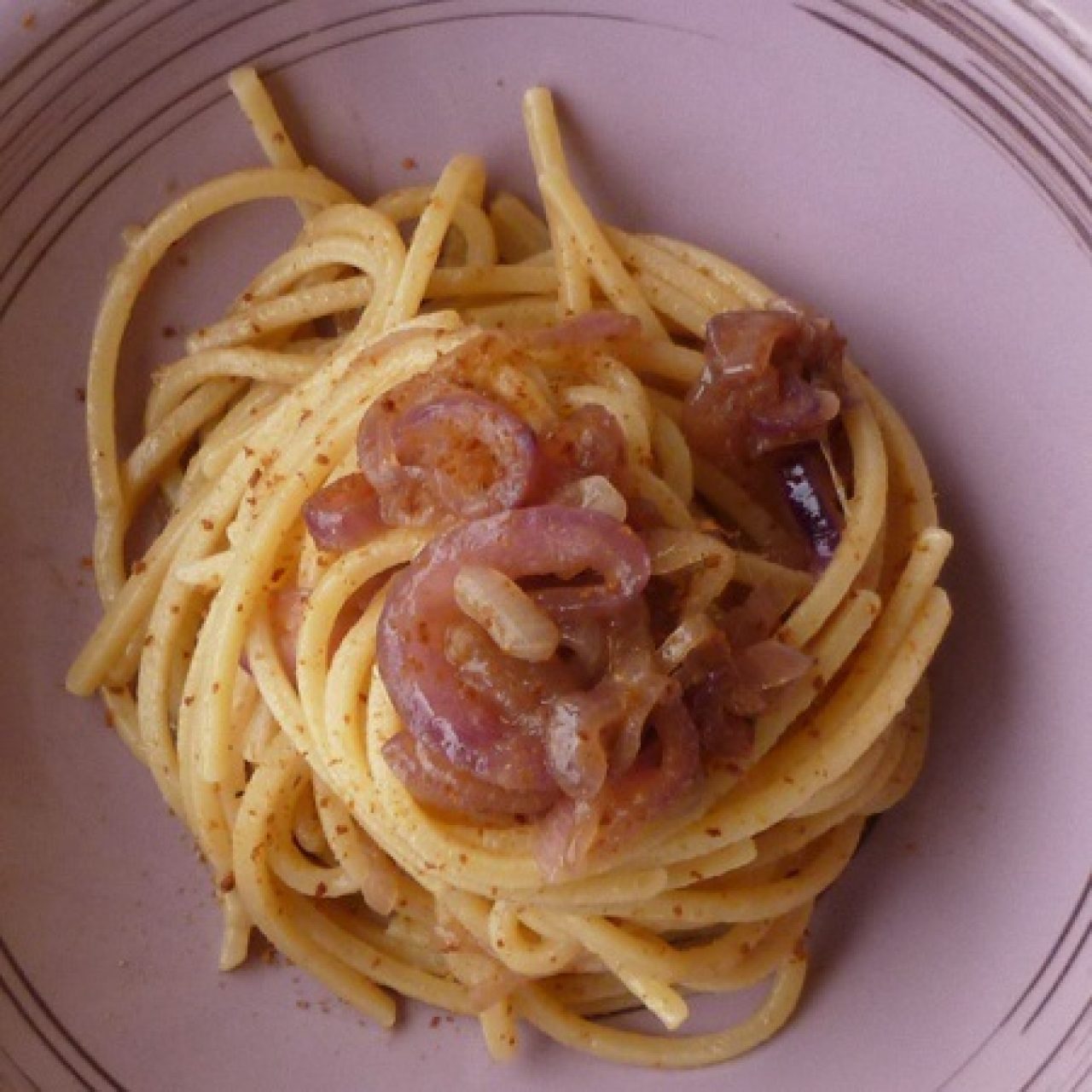 Spaghetti alla chitarra con cipolle rosse di tropea e bottarga di tonno