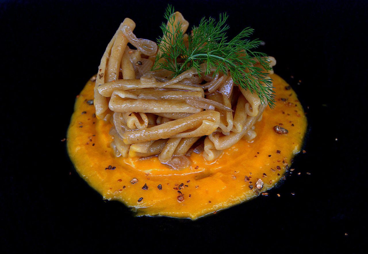 Treccia di farro integrale in salsa veneta con crema di zucca e granella di cucunci