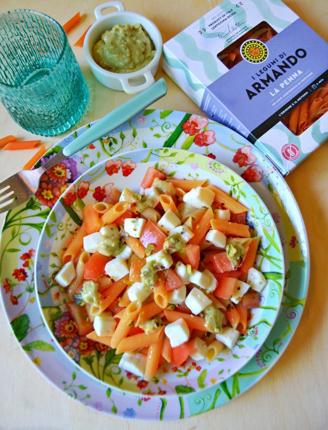 Penna di lenticchie rosse all'insalata caprese e pesto di pistacchio